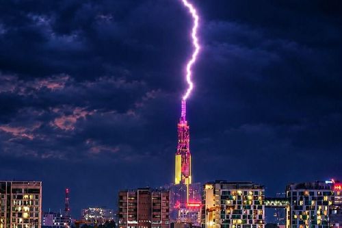 Chờ 6 năm 'săn' ảnh tia sét đánh trúng đỉnh Landmark 81