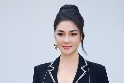 Hoa hậu Nguyễn Thị Huyền trở thành tiến sĩ ở tuổi 41