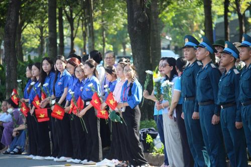 TP.HCM:Người dân xếp hàng tiễn đưa các anh hùng liệt sĩ về nơi an nghỉ vĩnh hằng