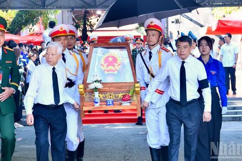 Thủ tướng Lê Minh Hưng dự Lễ viếng, truy điệu và an táng hài cốt liệt sĩ tại Công viên Lê Thị Riêng