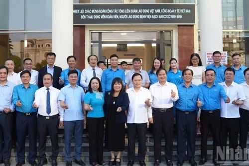 Động viên, thăm hỏi các y, bác sĩ làm việc tại bệnh viện Trung ương, cơ sở Ninh Bình