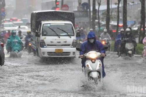 Chiều tối và đêm nay, nhiều khu vực tại miền trung và Nam Bộ mưa to, đề phòng lốc, sét, mưa đá và gió giật mạnh