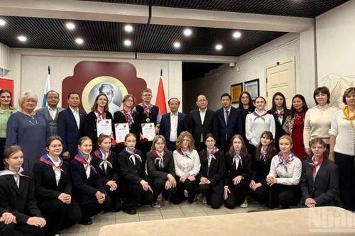 Xúc động tình cảm của thầy trò Trường 488 tại Saint Petersburg dành cho Chủ tịch Hồ Chí Minh