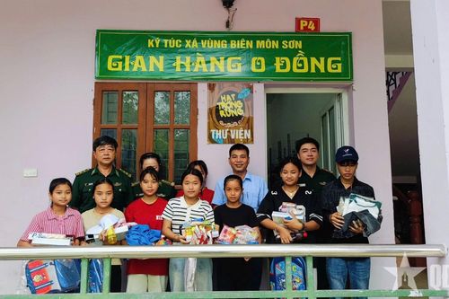 Những người 'bố biên phòng' ở ký túc xá vùng biên