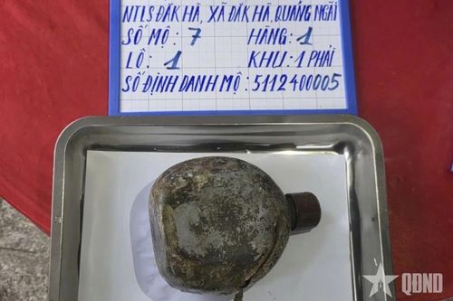 Chiếc bình tông có khắc chữ 'Nhất' trong mộ liệt sĩ