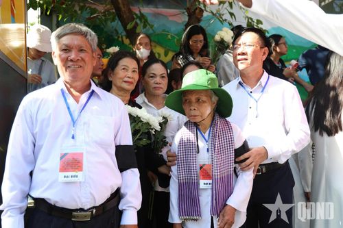 Người dân cầm hoa trắng, xúc động tiễn đưa 731 liệt sĩ về nơi an nghỉ