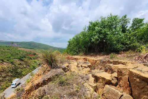 Xử lý khẩn cấp nguy cơ sạt lở trên đường Đồng Trung ở Hà Tĩnh