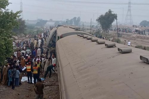 Hiện trường vụ tàu hỏa trật bánh ở Pakistan, hơn 30 người thương vong