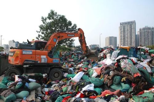Hà Nội xử lý 300 tấn rác quần áo cũ tại dự án đường Phạm Hùng - Lê Đức Thọ