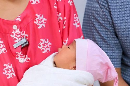 Hy hữu: Hai bé gái sinh đôi nằm trong hai tử cung khác nhau