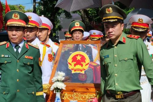 Đón 731 Anh hùng liệt sĩ về với đất mẹ