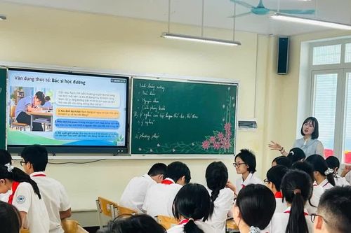 Thầy cô cùng học trò củng cố năng lực số trong dạy và học