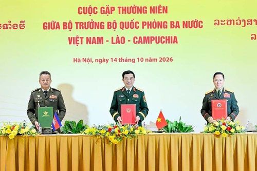 Lãnh đạo Bộ Quốc phòng Việt Nam-Lào-Campuchia gặp nhau bàn phương hướng hợp tác thời gian tới