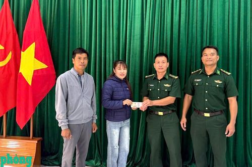 Quân nhân Biên phòng nhặt được 50 triệu đồng, trả lại người đánh rơi