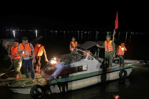 Đồn Biên phòng cửa khẩu cảng Thuận An phối hợp tìm kiếm nạn nhân mất tích trong vụ chìm thuyền