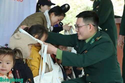 Người cán bộ Biên phòng tận tụy vì đồng bào nơi biên giới