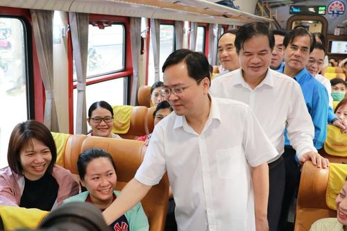 Lắng nghe tâm tư người lao động trên chuyến tàu PL1