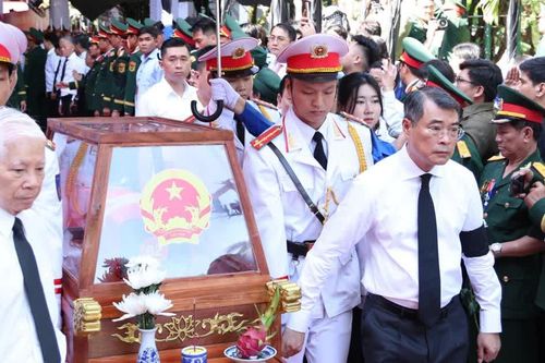 Tiễn đưa 731 hài cốt liệt sĩ từ Công viên Lê Thị Riêng đến an táng tại Nghĩa trang liệt sĩ TPHCM