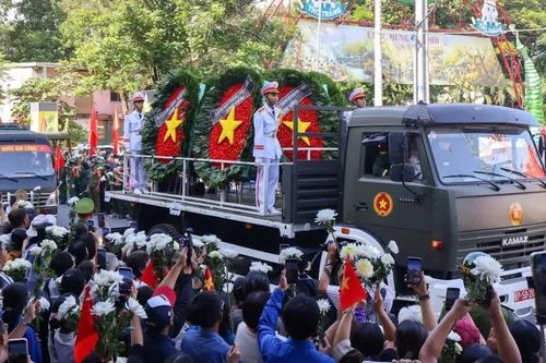 Người dân TPHCM tiễn đưa các liệt sĩ về nơi an nghỉ