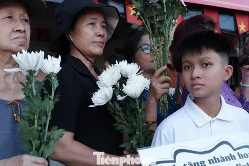 Người dân TPHCM trao những nhành hoa tỏ lòng tri ân các anh hùng liệt sĩ