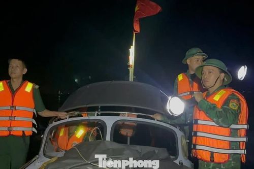 Chìm thuyền gần cửa biển ở Huế, người đàn ông rơi xuống nước tử vong, vợ được cứu sống
