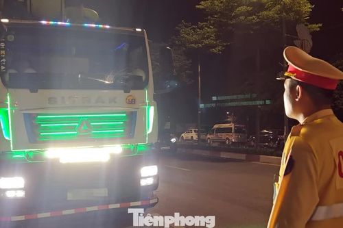 Xử lý loạt xe tải độ còi hơi, đèn khiến người đi đường chói mắt