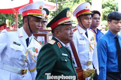 Bí thư Thường trực Trung ương Đoàn tiễn đưa anh hùng liệt sĩ tại công viên Lê Thị Riêng