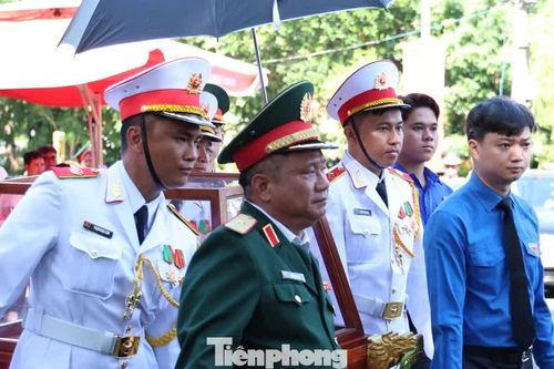 Bí thư Thường trực Trung ương Đoàn tiễn đưa anh hùng liệt sĩ tại công viên Lê Thị Riêng