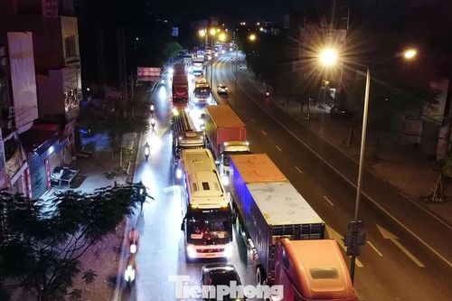 Lật xe tải cẩu, tuyến đường xuống cảng ở Hải Phòng ùn tắc kéo dài
