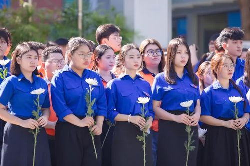 Học sinh, sinh viên TPHCM đứng chật kín bên đường tiễn đưa 731 hài cốt liệt sĩ