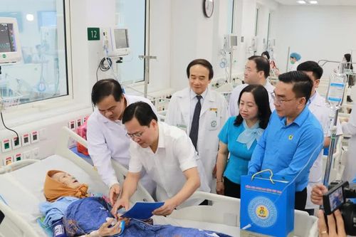 Cùng gần 600 y bác sĩ đi tàu về Ninh Bình, Chủ tịch Tổng LĐLĐ lắng nghe tâm tư cơ sở