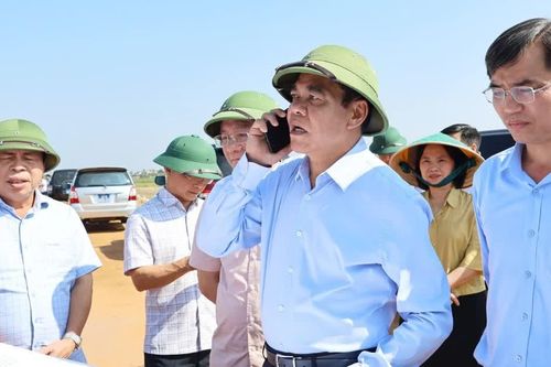 Chủ tịch tỉnh Nghệ An gọi điện đôn đốc nhà thầu ngay tại công trường