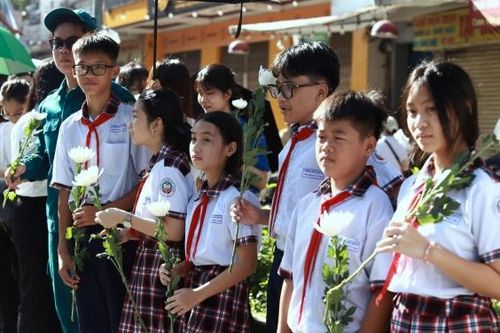 [Chùm ảnh] Hoa trắng tiễn đưa 731 liệt sĩ về với đất mẹ