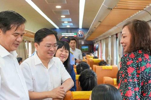 Chủ tịch Tổng Liên đoàn Lao động Việt Nam thăm hỏi y, bác sĩ trên chuyến tàu đến Ninh Bình