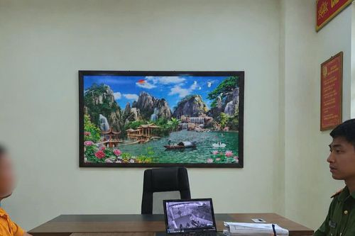 Tài xế cúi nhặt điện thoại khiến hai thiếu niên gặp nạn