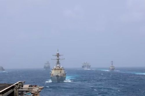 Iran dọa đánh chìm tàu chiến Mỹ tiến gần eo biển Hormuz