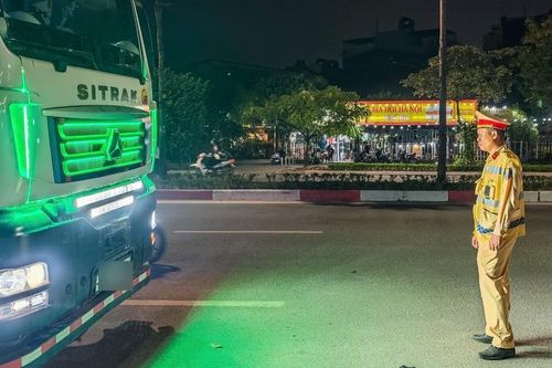 Tài xế ở Hà Nội lắp 2 dải đèn LED dài 1,4m, chớp nháy liên tục