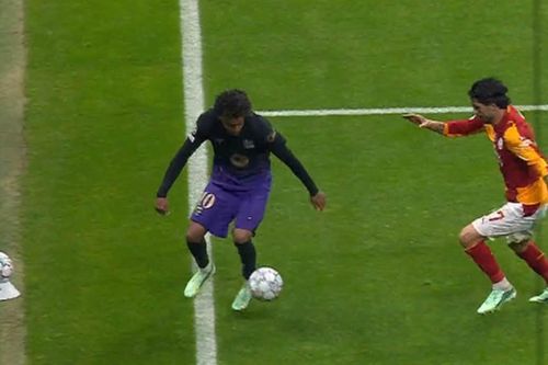 Lamine Yamal gây sốt với pha bóng ảo diệu ở Champions League