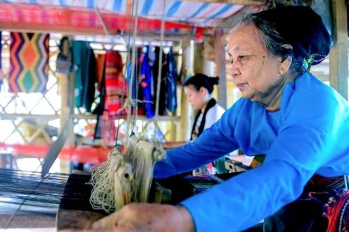 Nghề dệt thổ cẩm trăm năm hút khách đến bản người Thái