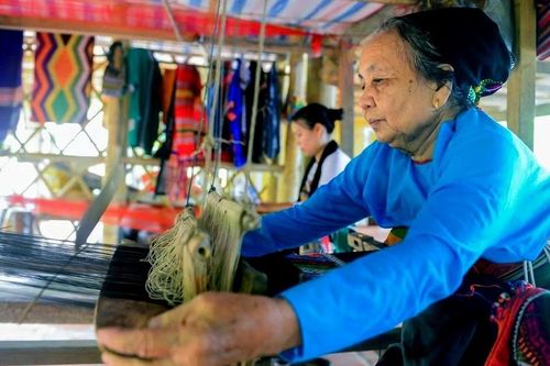 Nghề dệt thổ cẩm trăm năm hút khách đến bản người Thái