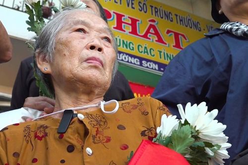 Mất cha và 4 anh trai trong chiến tranh, cụ bà 82 tuổi rưng rưng tiễn đưa 731 liệt sĩ