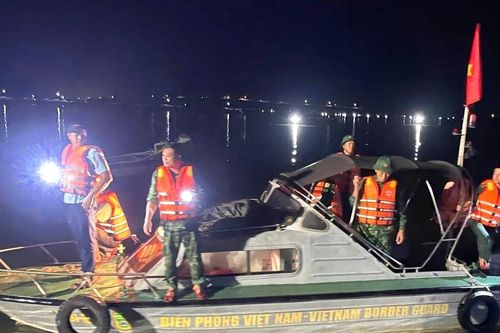 Thuyền chở hai vợ chồng chìm sau va chạm, 1 người tử vong
