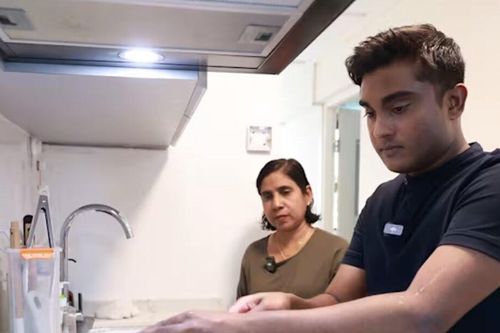 Chàng trai từng sống dưới gầm đường cao tốc, đổi đời ở tuổi 22