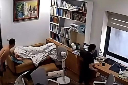 Thanh niên bật điều hòa 18 độ C trùm chăn ngủ mê mệt, tiến sĩ cảnh báo nguy cơ