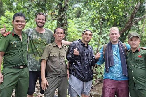 Giải cứu 2 du khách nước ngoài đi lạc tại suối Hang Gió