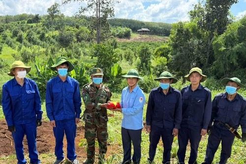 Từ tin báo của người dân, tìm thấy hài cốt liệt sĩ cùng bình tông khắc chữ 'Hoàn'