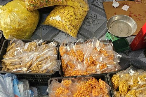 Người phụ nữ đóng gói cả nghìn túi bim bim giả để bán trước cổng trường học