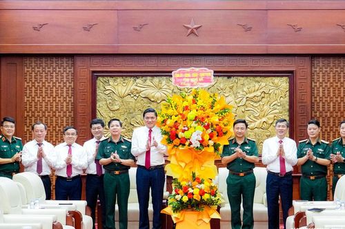 Tỉnh Nghệ An chúc mừng Bộ Tư lệnh Quân khu 4 nhân kỷ niệm 81 năm ngày truyền thống