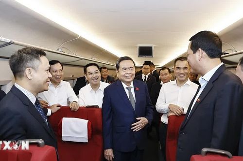 Chủ tịch Quốc hội trải nghiệm tàu cao tốc đến thành phố Diên An của Trung Quốc