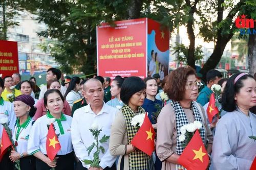 Xúc động những nhành cúc trắng tiễn biệt liệt sĩ tại Công viên Lê Thị Riêng